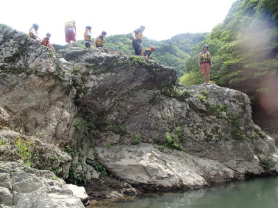 飛び込み岩からのジャンプ大会